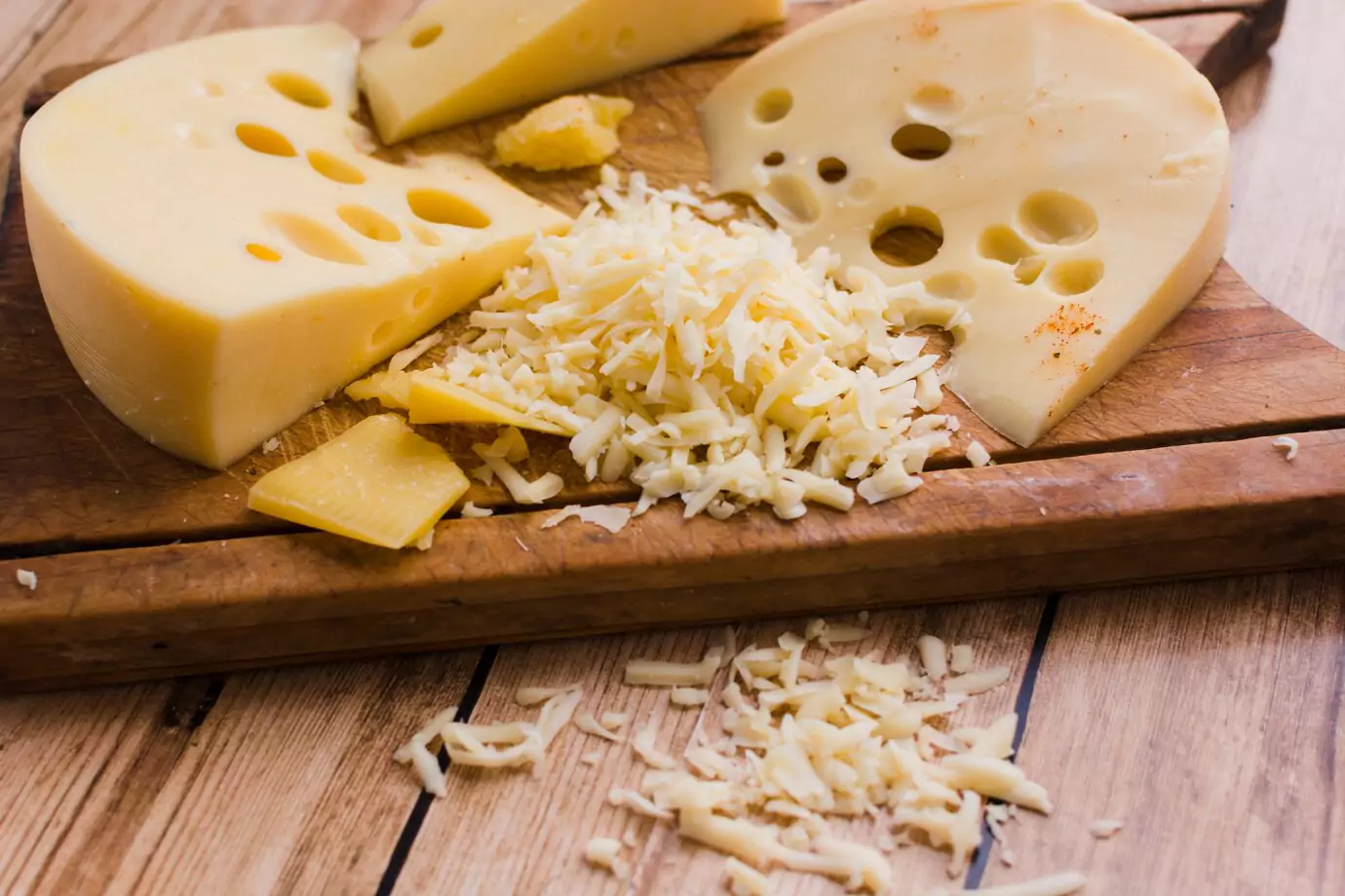 grated-slices-emmental-chopping-board